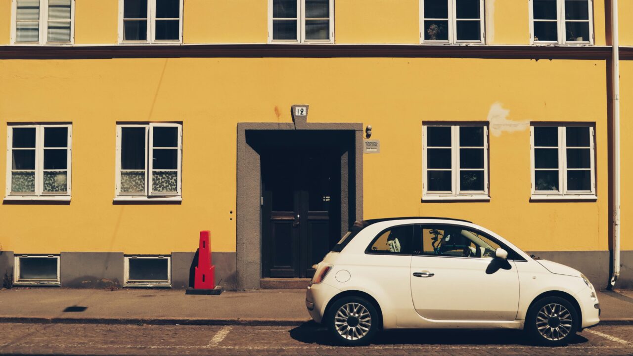 FIAT 500 Parked near Building