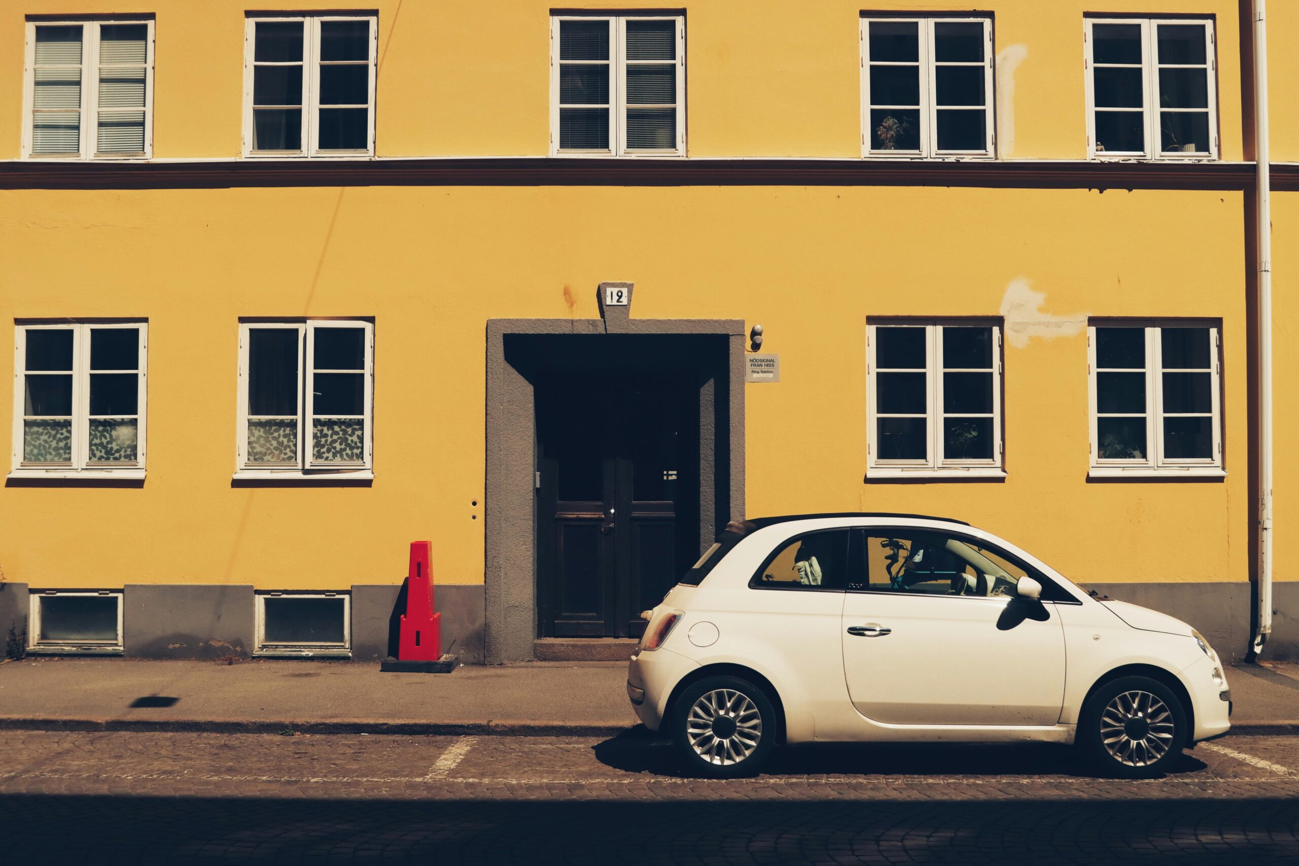 FIAT 500 Parked near Building